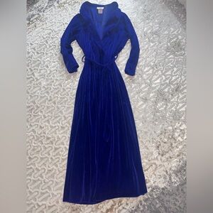 Vintage Beth Michaels Elegant Blue Velvet robe